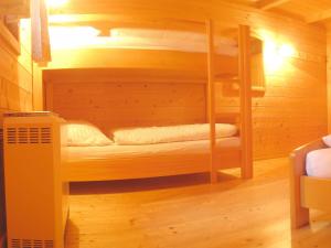 Uma cama ou camas num quarto em Almhüttendorf Klippitztörl