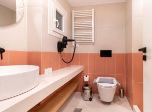 A bathroom at Mar25 by Smart Cozy Suites - In the heart of Athens - 9 minutes from metro - Available 24hr