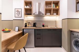 A kitchen or kitchenette at Mar25 by Smart Cozy Suites - In the heart of Athens - 9 minutes from metro - Available 24hr