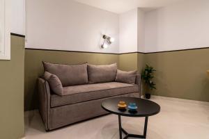 A seating area at Mar25 by Smart Cozy Suites - In the heart of Athens - 9 minutes from metro - Available 24hr