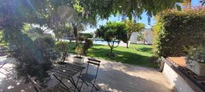 ein Park mit einer Bank, Bäumen und Gras in der Unterkunft Etna Bike Holiday in Zafferana Etnea