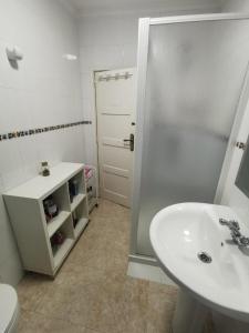 een badkamer met een wastafel, een douche en een toilet bij ACOGEDOR Y LUMINOSO PISO CÉNTRICO in Vigo