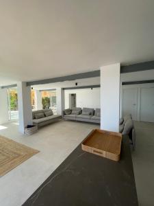 uma sala de estar com sofás e uma mesa de centro em Villa Mar em El Campello