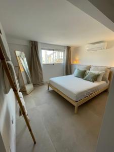 1 dormitorio con cama y ventana en Villa Mar en El Campello
