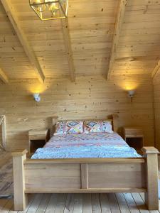 sypialnia z łóżkiem w drewnianym pokoju w obiekcie Peaceful Oasis w Ulcinju