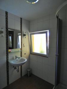 洪堡的住宿－加尼住宿加早餐旅館，一间带水槽和窗户的浴室