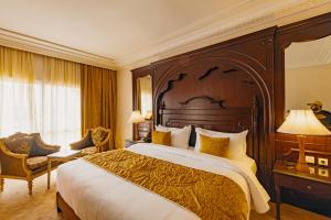 1 dormitorio con 1 cama grande y cabecero de madera grande en Mogador Aqua Fun & Spa en Marrakech