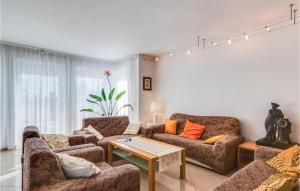 un soggiorno con due divani e un tavolino da caffè di Lovely Home In Grzybowo With Wifi a Grzybowo