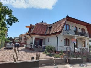 Gallery image of Gabi Appartementhaus mit Jakuzzi, Sauna und Stand Up Paddle Board in Balatonlelle