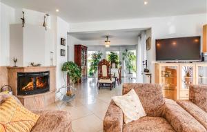 un soggiorno con due divani e un camino di Lovely Home In Grzybowo With Wifi a Grzybowo