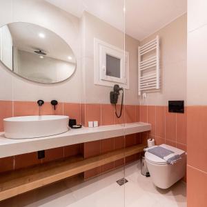 A bathroom at Mar25 by Smart Cozy Suites - In the heart of Athens - 9 minutes from metro - Available 24hr