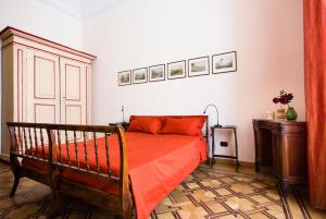 una camera con letto e piumone rosso di B&B Meucci a Torino