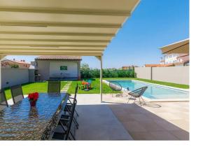 Bazén v ubytování Villa Edi-heated pool & e-bike nebo v jeho okolí