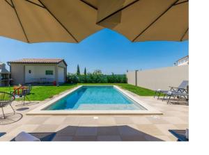 Bazén v ubytování Villa Edi-heated pool & e-bike nebo v jeho okolí