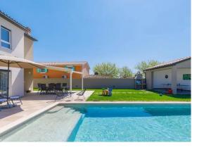 Bazén v ubytování Villa Edi-heated pool & e-bike nebo v jeho okolí