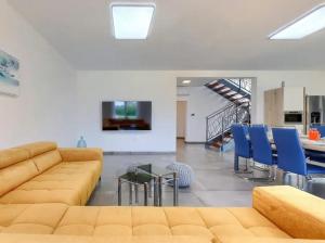 TV a/nebo společenská místnost v ubytování Villa Edi-heated pool & e-bike