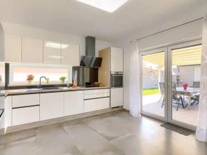 Kuchyň nebo kuchyňský kout v ubytování Villa Edi-heated pool & e-bike