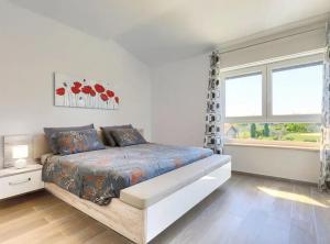 Postel nebo postele na pokoji v ubytování Villa Edi-heated pool & e-bike