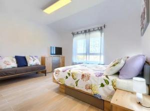 TV a/nebo společenská místnost v ubytování Villa Edi-heated pool & e-bike
