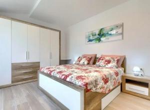 Postel nebo postele na pokoji v ubytování Villa Edi-heated pool & e-bike