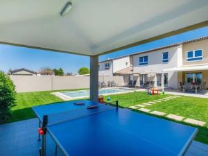 Bazén v ubytování Villa Edi-heated pool & e-bike nebo v jeho okolí