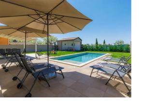 Bazén v ubytování Villa Edi-heated pool & e-bike nebo v jeho okolí