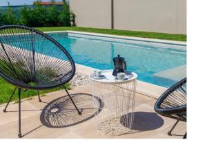 Bazén v ubytování Villa Edi-heated pool & e-bike nebo v jeho okolí