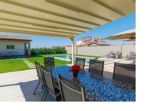 Balkón nebo terasa v ubytování Villa Edi-heated pool & e-bike