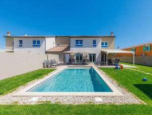 Bazén v ubytování Villa Edi-heated pool & e-bike nebo v jeho okolí