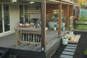 een houten terras met een bar op een huis bij Wagtail Nest Country Retreat - Longford Vic 3851 in Sale