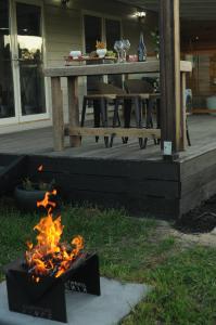 een vuurplaats in de tuin naast een tafel bij Wagtail Nest Country Retreat - Longford Vic 3851 in Sale