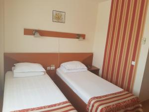 Postel nebo postele na pokoji v ubytování Hotel Transit