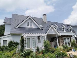 una casa blanca con techo gris en Kitasaku District - Hotel - Vacation STAY 89259, en Kutsukake