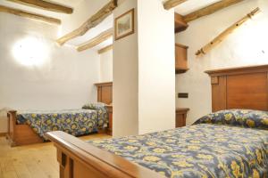 een slaapkamer met een bed en een stoel bij La Brace in Forcola