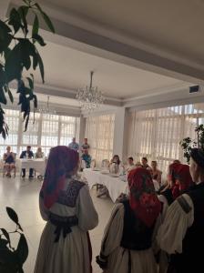 un grupo de mujeres vestidas de victorianas sentadas en una mesa en Hotel Transit, en Oradea