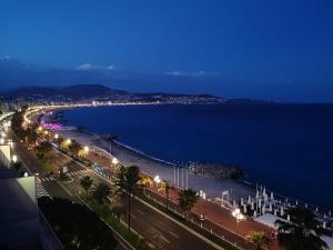 Blick auf den Strand in der Nacht mit Lichtern in der Unterkunft Villa Niçoise.3P. 5 min de la plage in Nizza