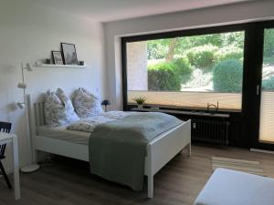 ein Schlafzimmer mit einem Bett und einem großen Fenster in der Unterkunft Fewo Lotte in Goslar