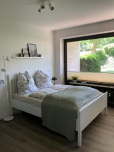 ein Schlafzimmer mit einem Bett und einem großen Fenster in der Unterkunft Fewo Lotte in Goslar