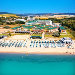 クラネヴォにあるECO Therma Village - SPA Mineral Pool & All inclusive & Free Parkingのビーチの空中を望む客室で、椅子とパラソルが備わります。