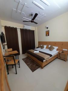 Voodi või voodid majutusasutuse Hotel Krishna Rishikesh toas