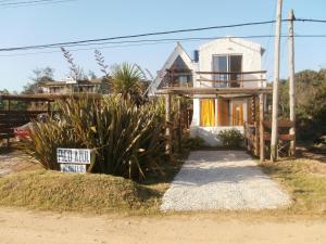 una casa con un cartel delante de ella en Pico Azul, en La Paloma
