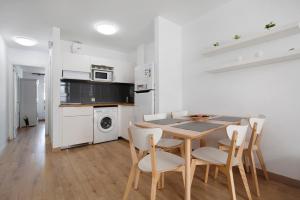 A kitchen or kitchenette at Apartamento Playa Morro Jable 2c Még 14 kép