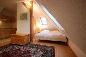 Schlafzimmer mit einem Bett und Holzboden in der Unterkunft Studio Sonnenstrahl by Rujana in Binz
