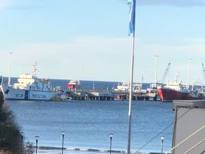 um grande barco está ancorado num porto em Depto More III em Puerto Madryn