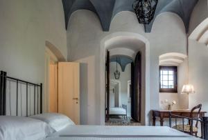 - une chambre avec un lit et un miroir dans l'établissement Rambaldi Apartments Casa nr 1, à Bardolino