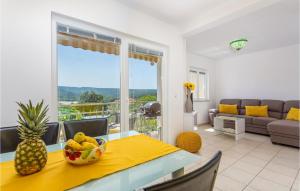 - un salon avec une table et un bol de fruits dans l'établissement 3 Bedroom Cozy Apartment In Dobrinj, à Dobrinj