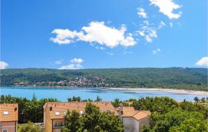 widok na plażę i zbiornik wodny w obiekcie 3 Bedroom Cozy Apartment In Dobrinj w mieście Dobrinj
