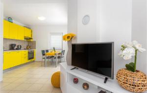 Kuchnia lub aneks kuchenny w obiekcie 3 Bedroom Cozy Apartment In Dobrinj
