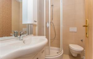 Łazienka w obiekcie 3 Bedroom Cozy Apartment In Dobrinj