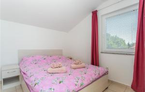 Łóżko lub łóżka w pokoju w obiekcie 3 Bedroom Cozy Apartment In Dobrinj